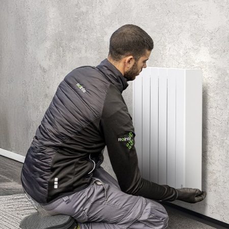 Instalador eléctrico revisando calefacción antes del invierno